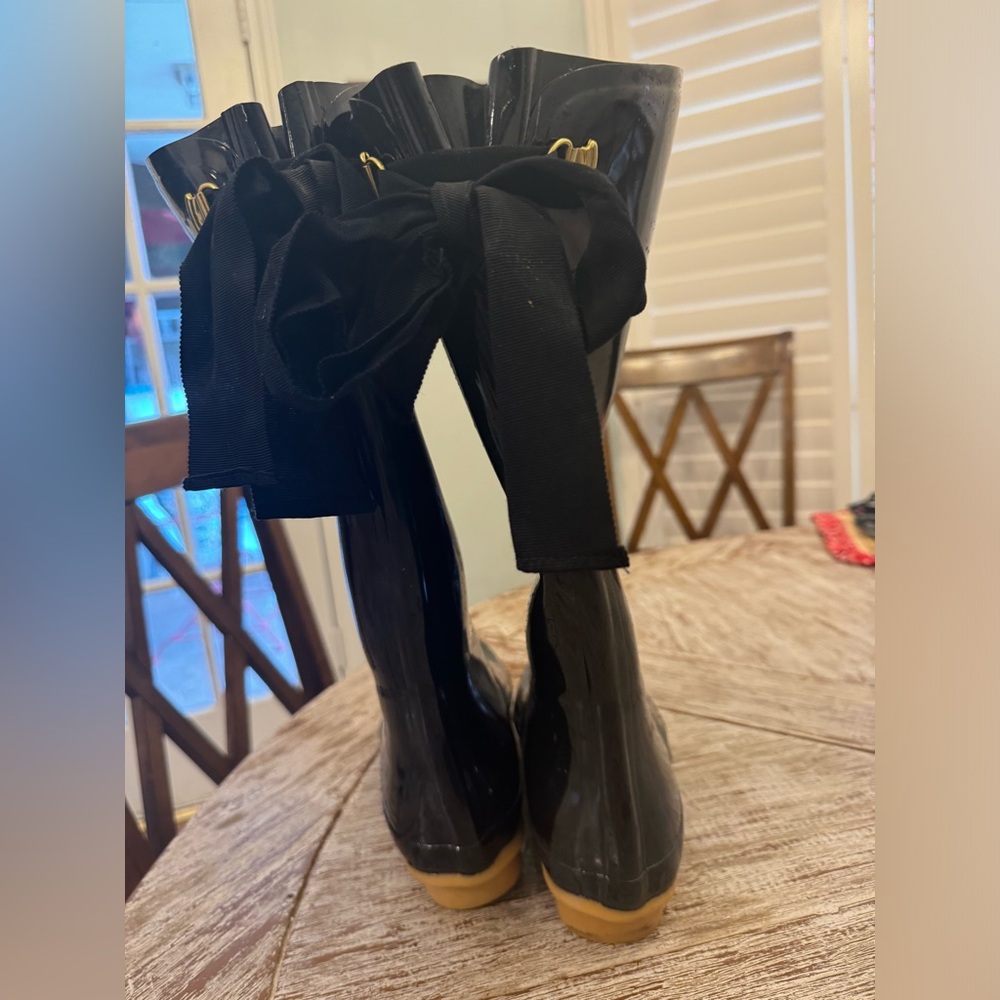 Black boots with bow
